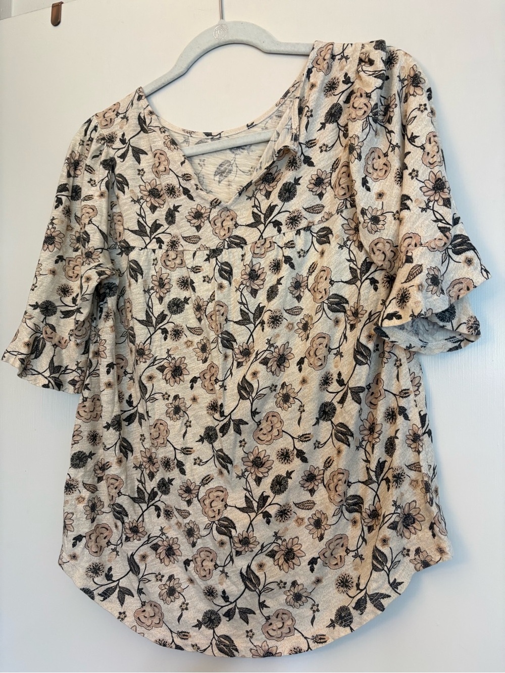 Floral V-Neck Short Sleeve Blouse in Cream and Beige